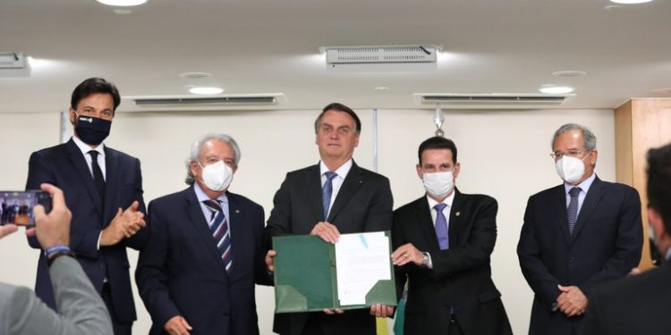 Só Boa Notícia: Presidente sanciona lei que reduz taxas para serviços de banda larga via satélite