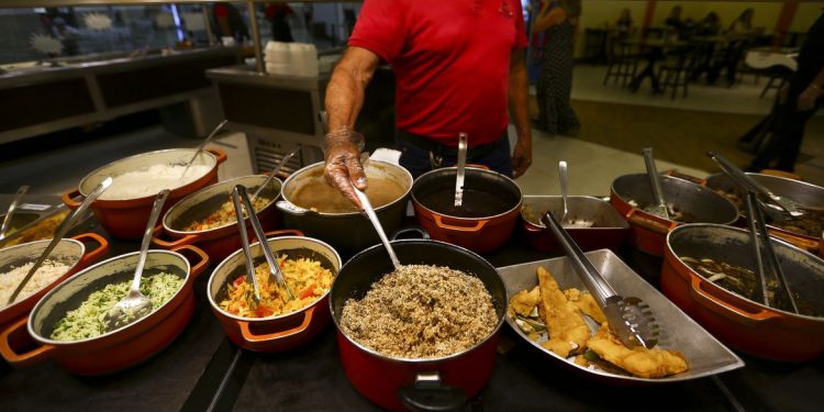 40% dos restaurantes de comida a quilo fecharam a porta na pandemia