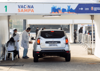 Mega drive-thrus reabrem para vacinar pessoas com comorbidades e deficiência com mais de 30 anos