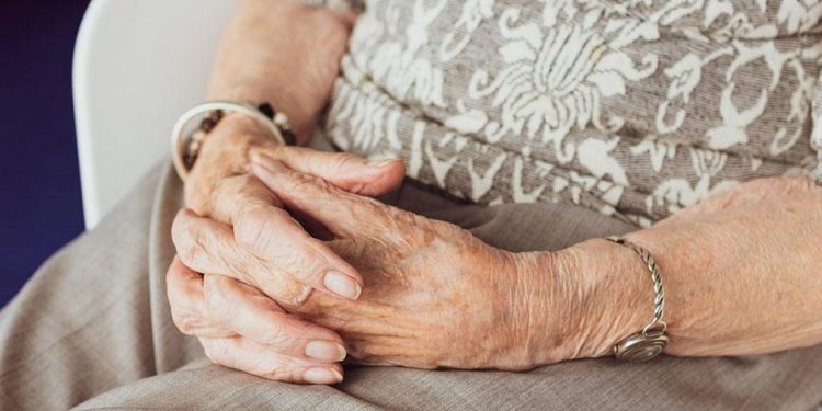 Violência contra a pessoa idosa. Só no primeiro semestre de 2021, mais de 33,6 mil casos.