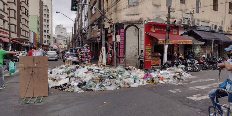 Greve do garis acaba. Mas caos continua com o acumulo de 40 toneladas de lixo nas ruas  de Sp