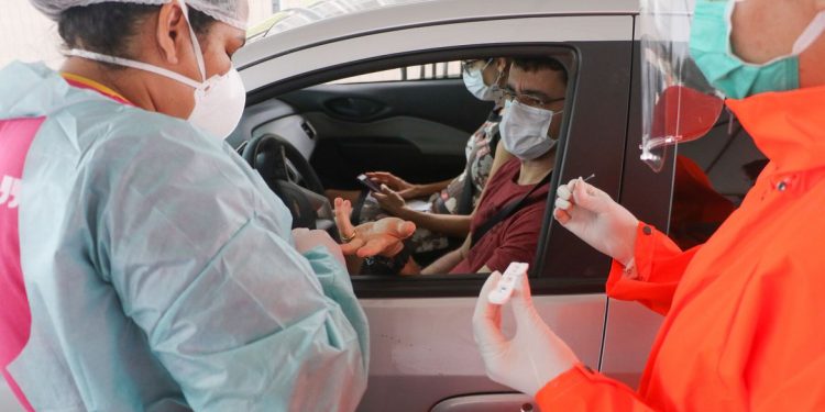 44% da população brasileira acima de 18 anos  já tomou primeira dose de vacina