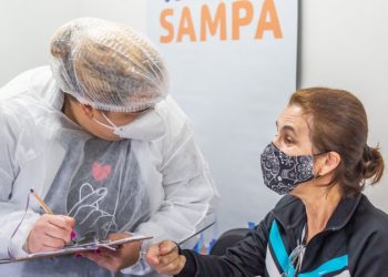 Pessoas com 50 e 51 anos podem se vacinar contra Covid-19 neste sábado (19)