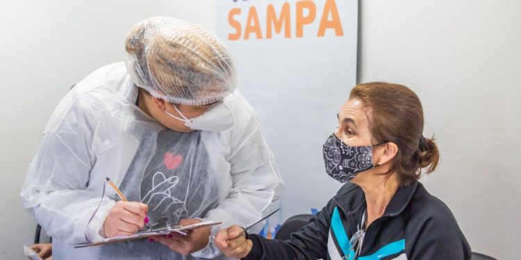 Pessoas com 50 e 51 anos podem se vacinar contra Covid-19 neste sábado (19)