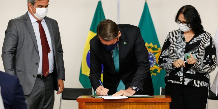 Bolsonaro sanciona programa de combate à violência contra a mulher