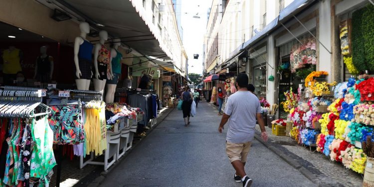 Brasil tinha 1,4 milhão de empresas comerciais em 2019, segundo IBGE