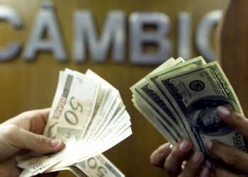 Dólar cai com alívio externo e fecha no menor valor em duas semanas