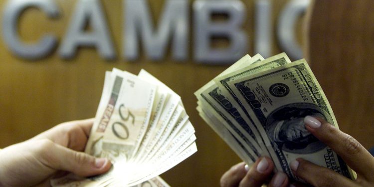 Dólar cai com alívio externo e fecha no menor valor em duas semanas