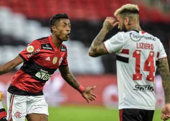 Flamengo goleia São Paulo de virada no segundo tempo