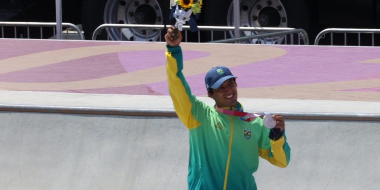 Kelvin Hoefler garante a primeira medalha do Brasil em Tóquio: prata no skate street