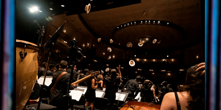 Orquestra Tom Jobim apresenta clássicos do rock no Theatro São Pedro ao vivo