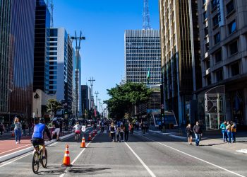 Avenida Paulista recebe milhares de pessoas neste Domingão