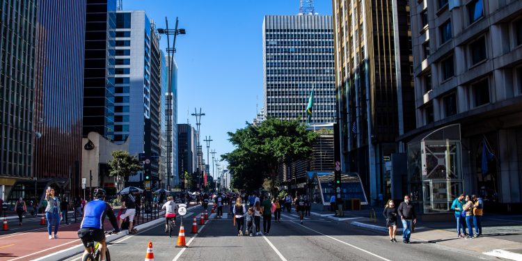 Avenida Paulista recebe milhares de pessoas neste Domingão