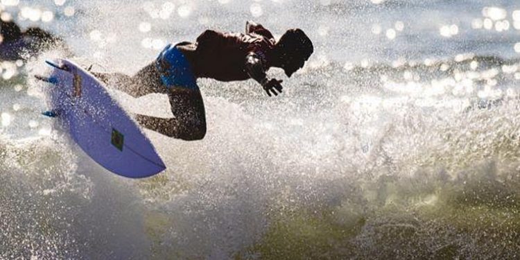 Jogos Olímpicos: Gabriel Medina e Ítalo Ferreira vencem baterias de estreia do surfe em Tsurigasaki