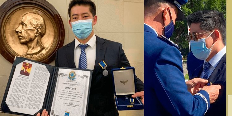 Empresário Thomas Law recebe medalha de Mérito Santos Dumont, pela assistência e envio de cilindros de oxigênio aos hospitais de Manaus (AM)