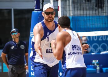 Olimpíada: Alison e Álvaro Filho vencem na estreia no vôlei de praia