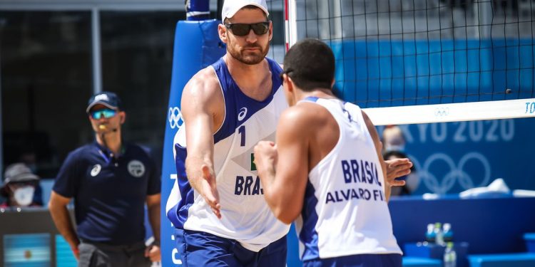 Olimpíada: Alison e Álvaro Filho vencem na estreia no vôlei de praia