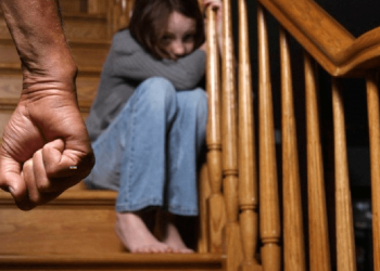 Pais são denunciados pelo MP por agressão a  filha