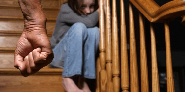 Pais são denunciados pelo MP por agressão a  filha