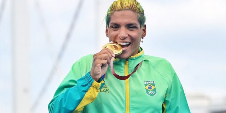 Brasileiros já conquistaram quatro medalhas de ouro durante os Jogos Ana Marcela é mais uma atleta que recebe o Bolsa Pódio e conquista o primeiro lugar na competição