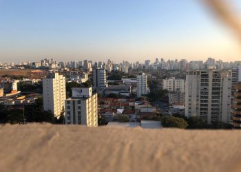 Manhã de terça-feira (03) com muitas nuvens e sensação de frio em SP