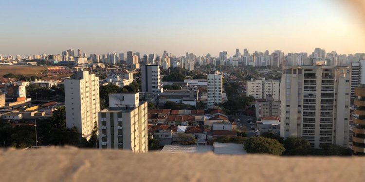Manhã de terça-feira (03) com muitas nuvens e sensação de frio em SP