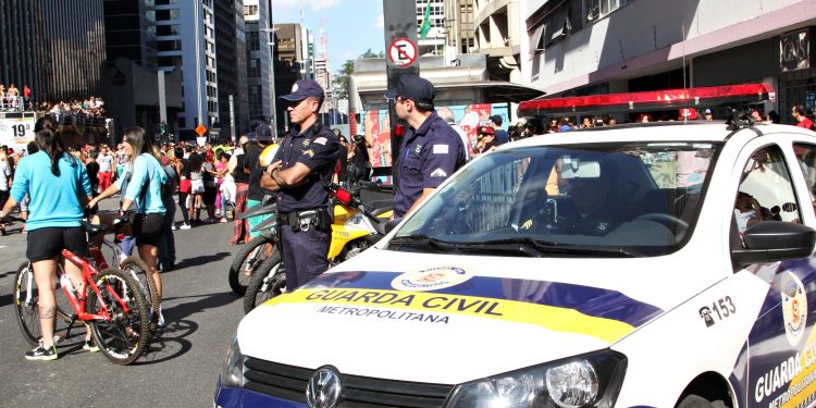 Guarda Civil Metropolitana flagra hotel no centro de SP fazendo descarte irregular