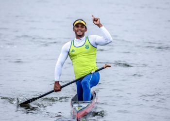 Isaquias Queiroz é ouro na canoagem