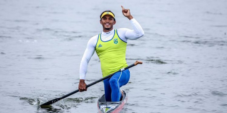 Isaquias Queiroz é ouro na canoagem