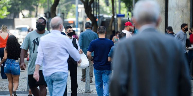 Coronavírus: queda de 32% em letalidade no mês no país.