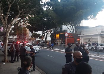 Urgente: Tentativa de assalto a loja Americana na Av. Liberdade , no fim de tarde, levou pânico a população do Centro de SP.