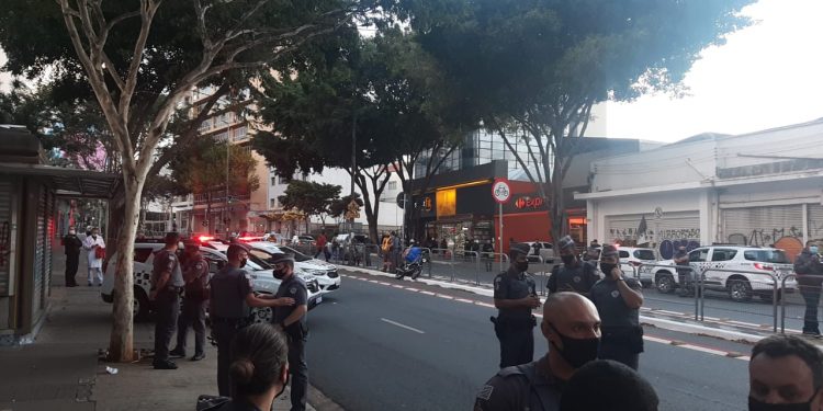 Urgente: Tentativa de assalto a loja Americana na Av. Liberdade , no fim de tarde, levou pânico a população do Centro de SP.
