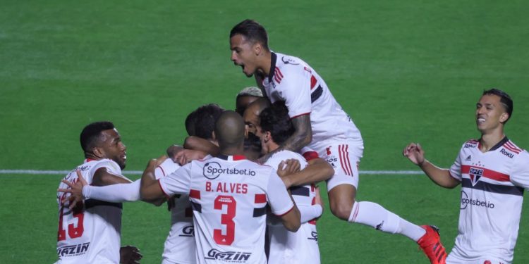 São Paulo derrotou o Grêmio por 2 a 1 no Morumbi.