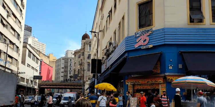 Muita nebulosidade, chuviscos isolados e sensação de frio na manhã paulistana