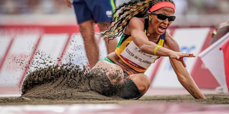 Paralimpíada de Tóquio: Silvânia Costa é ouro no salto em distância em Tóquio