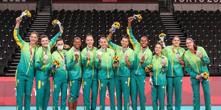 Brasil é prata no vôlei feminino após ser superado pelos EUA em Tóquio