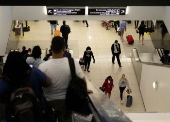 Brasileiros vacinados  já podem viajar para os Estados Unidos em Novembro