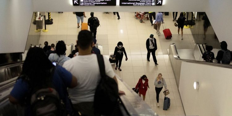 Brasileiros vacinados  já podem viajar para os Estados Unidos em Novembro