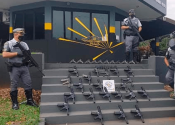 Policia Militar faz apreensão  de 23 fuzis e 10 pistolas