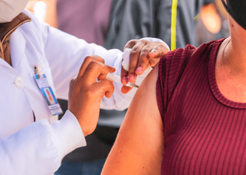 Começa vacinação de reforço para idosos acima de 80 anos e imunossuprimidos