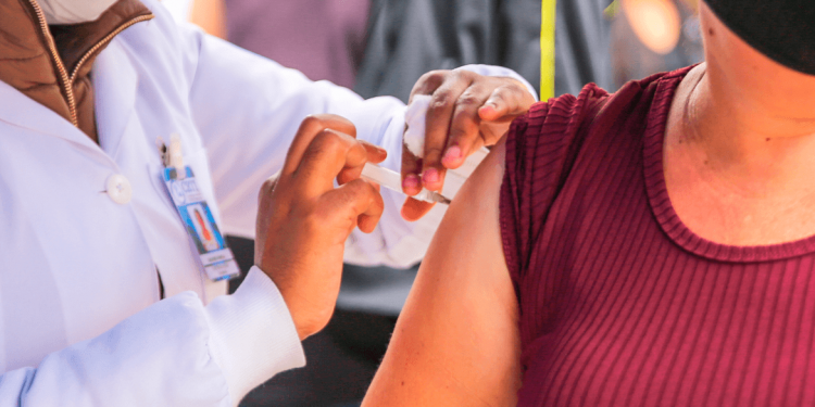 Começa vacinação de reforço para idosos acima de 80 anos e imunossuprimidos
