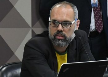 Ministro do STF determina prisão e extradição de jornalista Allan dos Santos, responsável pelo site Terça Livre