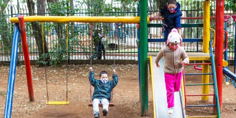 Prefeitura de SP mantém uso de máscara, libera escolas, cinemas e teatros de distanciamento mínimo e lança programa De Olho na Carteirinha