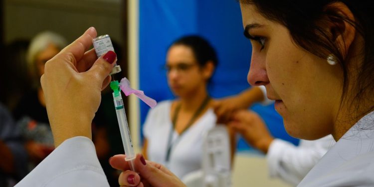 São Paulo atinge 100% da população adulta vacinada com primeira dose
