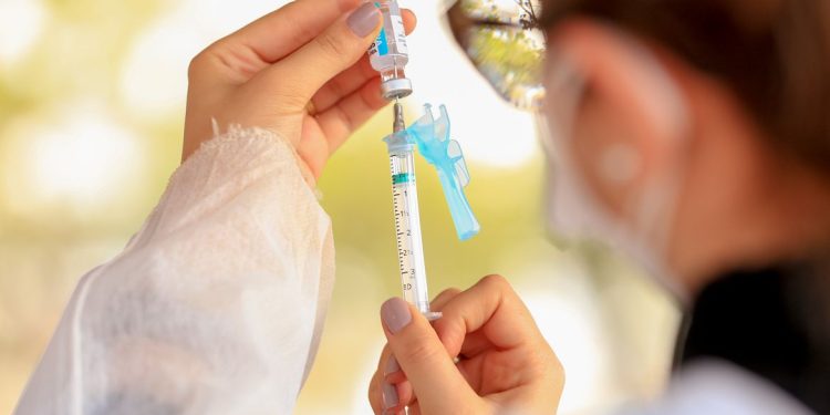 SP abre 5 mil postos de saúde hoje para aplicação de segunda dose