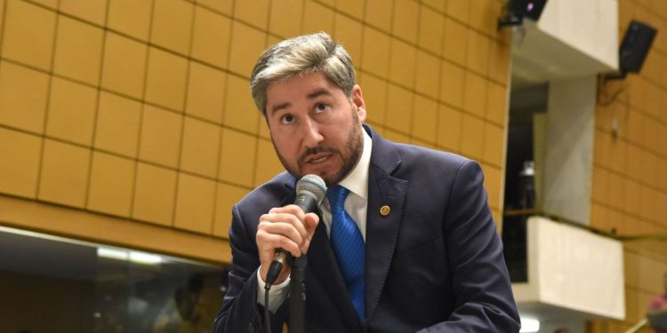 Partido Cidadania expulsa o deputado Fernando Cury  flagrado apalpando a deputada Isa Penna