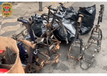 20 toneladas de peças de motocicletas de origem duvidosa foram apreendidas no centro de São Paulo
