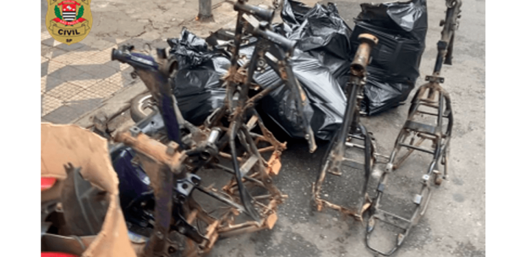 20 toneladas de peças de motocicletas de origem duvidosa foram apreendidas no centro de São Paulo