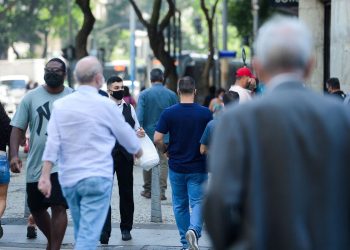 Expectativa de vida no Brasil sobe para 76,8 anos, informa o IBGE