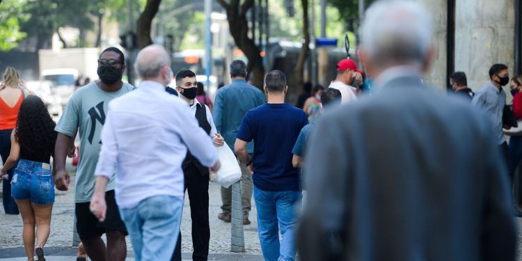 Expectativa de vida no Brasil sobe para 76,8 anos, informa o IBGE